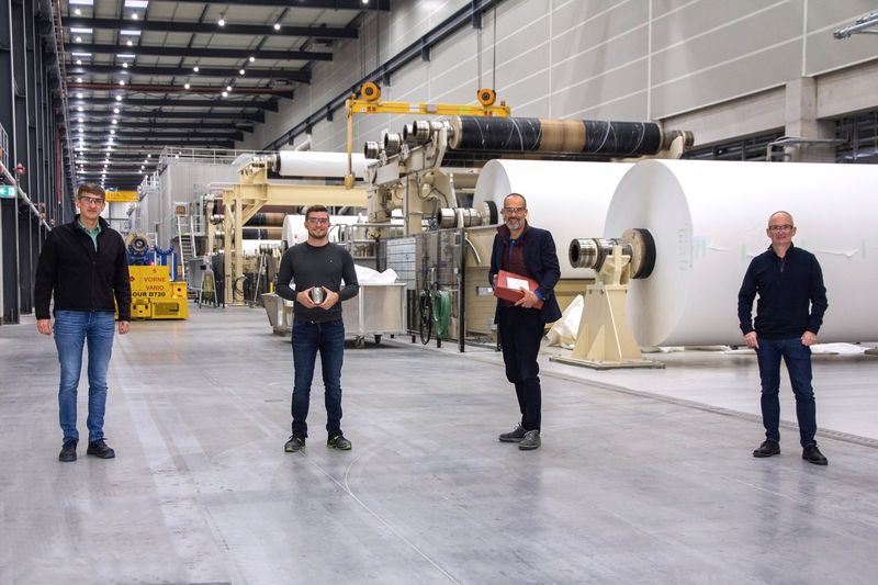 V. l. n. r.: Joachim Uhl (Werkleiter Kehl), Frank Werner (Meisterbecher), Dr. Stefan Karrer (Technischer Vorstand) und Thomas Peter (Gesamtproduktionsleiter Werk Kehl)